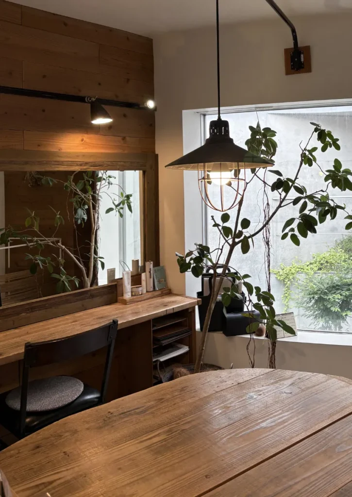 横浜のプライベートサロンirokaの落ち着いた空間。木のテーブルと植物に囲まれた場所で、自分ノートを書きながら自分の気持ちに向き合う静かな時間。
