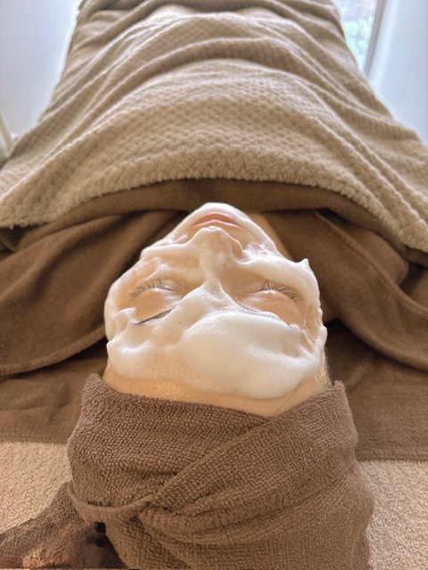 濃密な泡で酵素洗顔を行っているフェイシャル施術風景。クレンジング後の洗顔工程で、肌に負担をかけず毛穴汚れや古い角質をやさしく落としている様子。