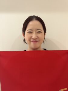 パーソナルカラー診断事例。イエベ秋・セカンド春のお客様が、黄みと深みのある色で肌の血色と上品な印象を引き出している様子。