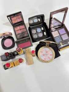 ブルーベース冬のお客様がお持ちくださったコスメたち。鮮やかなアイシャドウやリップが並び、パーソナルカラーにぴったりな美しいカラーコレクション。irokaで行うコスメ選別・使い方レクチャーの様子をイメージできる一枚。