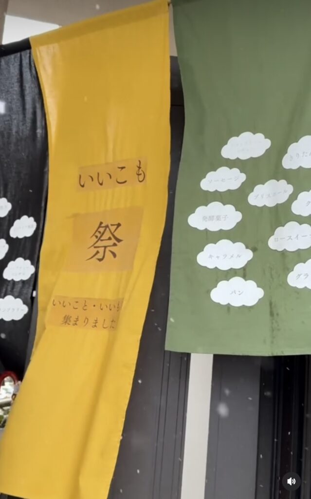 あたたかい空間の中で行うパーソナルカラー診断。ドレープを当てながら、その方本来の魅力が引き出される色を丁寧にお伝えしている様子。