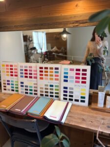 横浜のプライベートサロンで行うパーソナルカラー診断。イエローベース秋（オータム）タイプのドレープを使い、顔色や印象の変化を確認している様子。