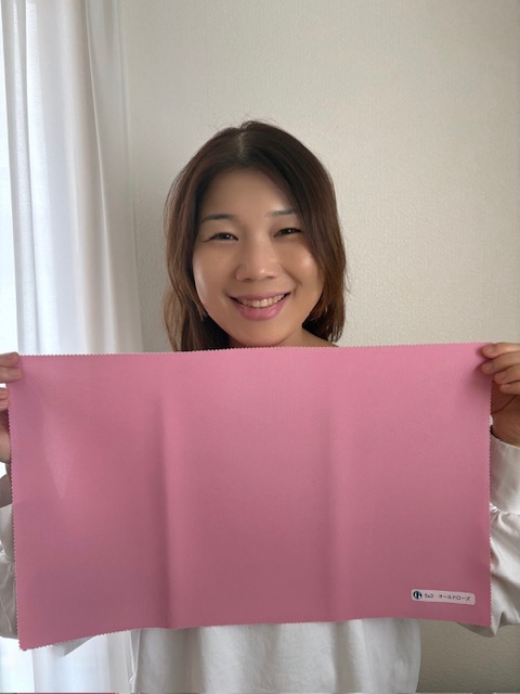 パーソナルカラー診断でオールドローズのドレープを当てている女性。 ブルーベース夏タイプに似合う柔らかいピンクで肌の透明感が引き立っている。 明るく優しい雰囲気の似合う色の例。 横浜・大倉山のパーソナルカラーサロン iroka の診断風景。