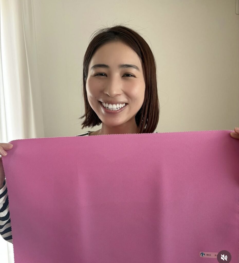パーソナルカラー診断ベストカラーを当てている