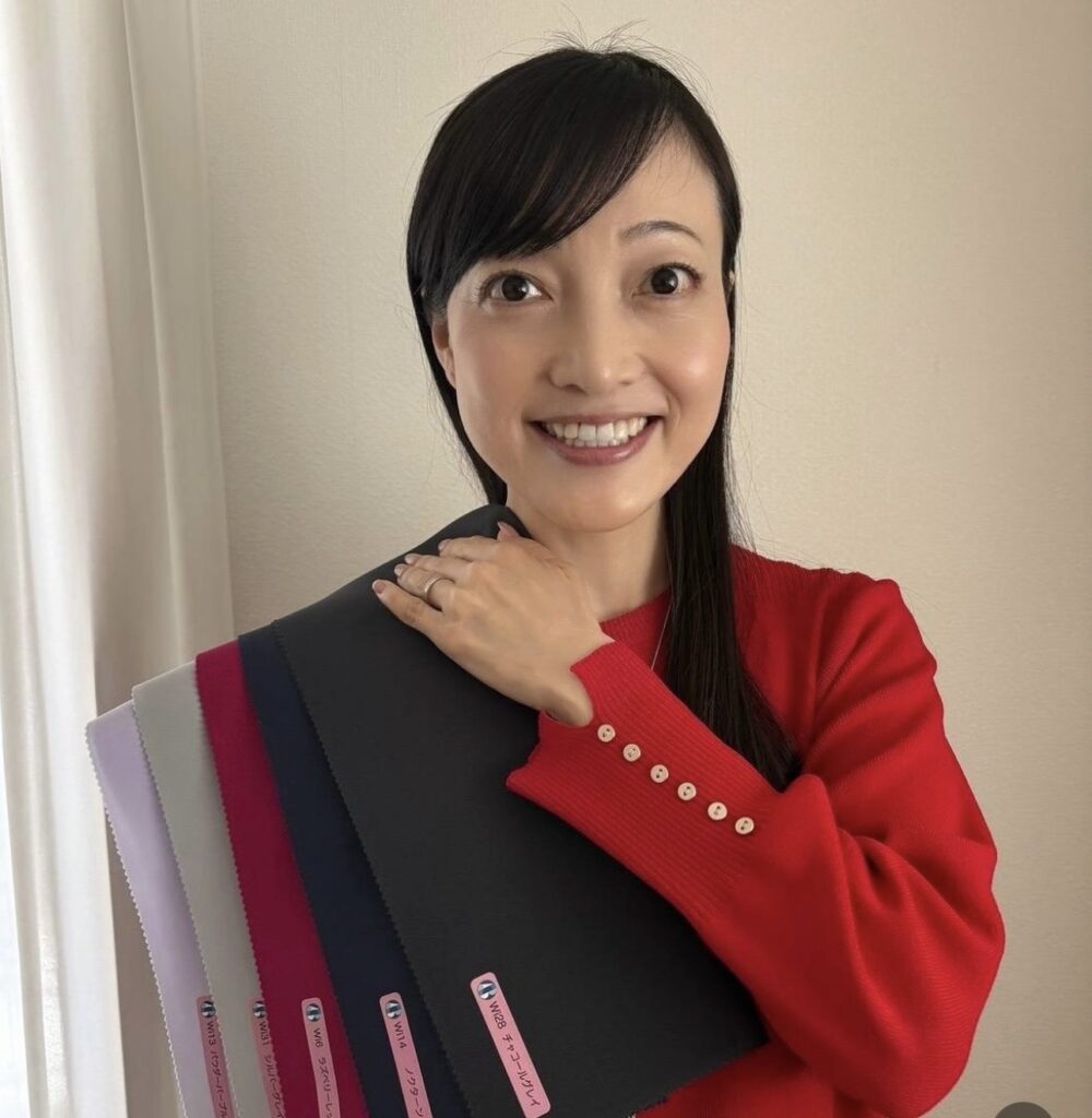 パーソナルカラー診断ベストカラーを当てている様子