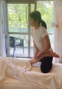 スウェディッシュマッサージ足の施術