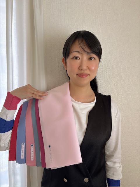 パーソナルカラー診断ベストカラーをあてている様子