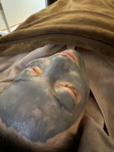 ブラウンのタオルに包まれながら、 フェイシャル中の肌再生マスクをしているお客様。 スウェディッシュマッサージで身体がゆるんだ後のフェイシャルは、 フェイスラインや透明感の変化をより感じやすく、 irokaでも人気の組み合わせです。 深くリラックスした空間の中で、 お肌がもちもちと柔らかく整っていく施術時間。