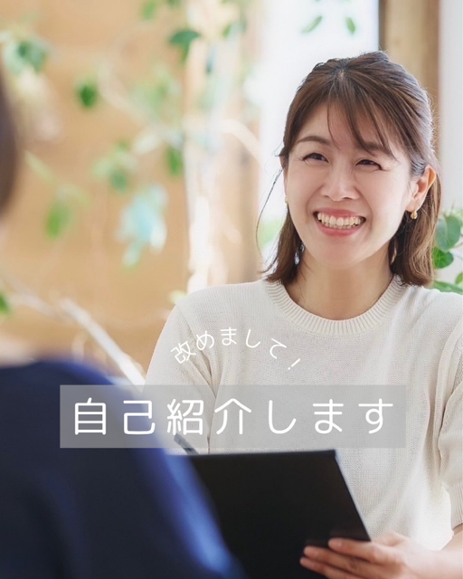 横浜・鶴見のプライベートサロン「iroka」のエステティシャン兼イメージコンサルタント齋藤幸枝が、お客様と笑顔でカウンセリングをしている様子。