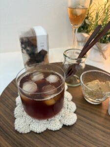 横浜・鶴見のitoma caféでいただいたこだわりのアイスドリンクとお菓子。奥には愛犬チリをモデルに作ってもらった小さな作品