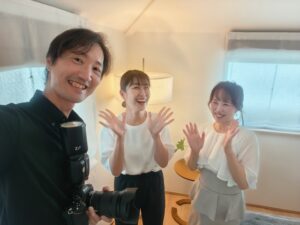 横浜・鶴見の自宅サロンirokaで、カメラマンとモデルと一緒に笑顔で行ったサロン撮影の様子