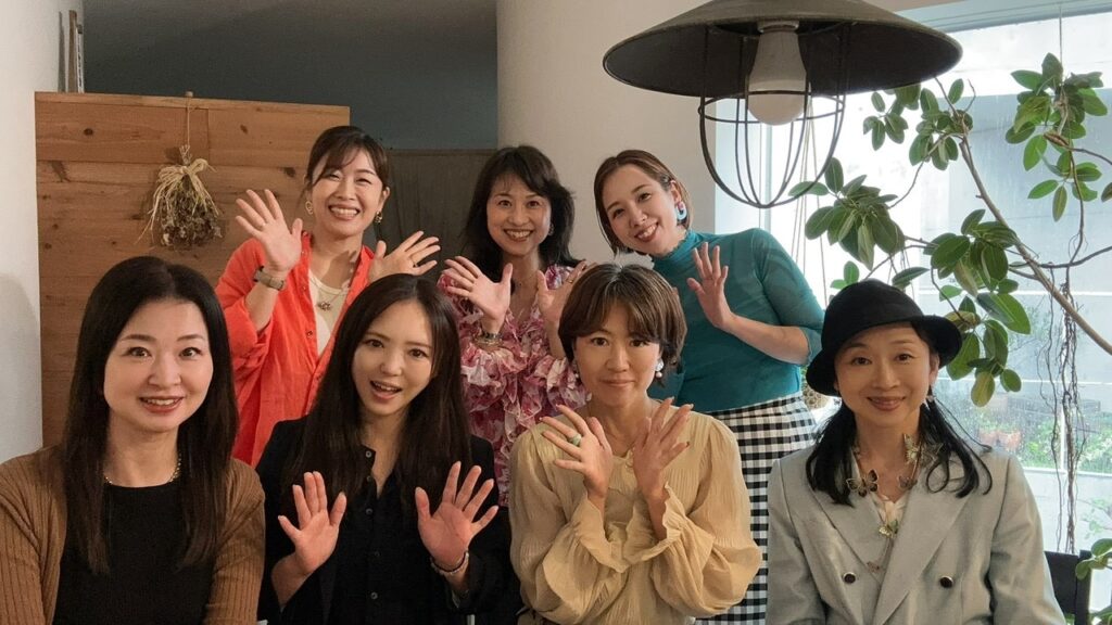 横浜・大倉山で開催された「THE HEROINE PROJECT」魅せプロ1DAY講座の集合写真。顔タイプ診断・メイク、カラー・ファッション、声と話し方の3つの専門分野から第一印象の磨き方を学んだ参加者と講師が、笑顔で記念撮影。