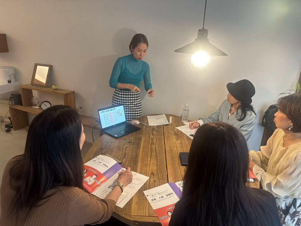 大倉山で開催された魅せプロ1DAY講座。外見プロデューサー高尾華奈が、色やファッションが第一印象に与える影響について解説。参加者が資料を見ながら熱心に学んでいる様子。