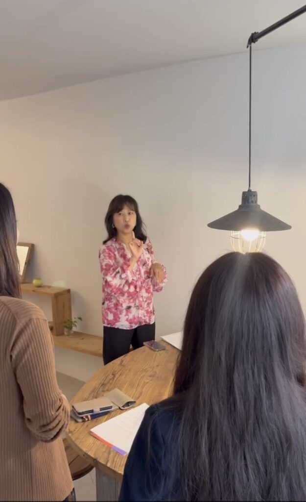 「THE HEROINE PROJECT」1DAY講座で、印象アップ話し方講師だてさやかが、声の出し方や話し方について解説している様子。女性経営者が自分の魅力を相手に伝えるためのコミュニケーションを学ぶ講座。